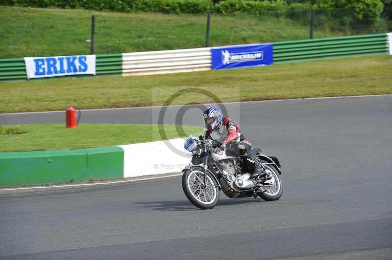 Mallory park Leicestershire;Mallory park photographs;Motorcycle action photographs;classic bikes;event digital images;eventdigitalimages;mallory park;no limits trackday;peter wileman photography;vintage bikes;vintage motorcycles;vmcc festival 1000 bikes
