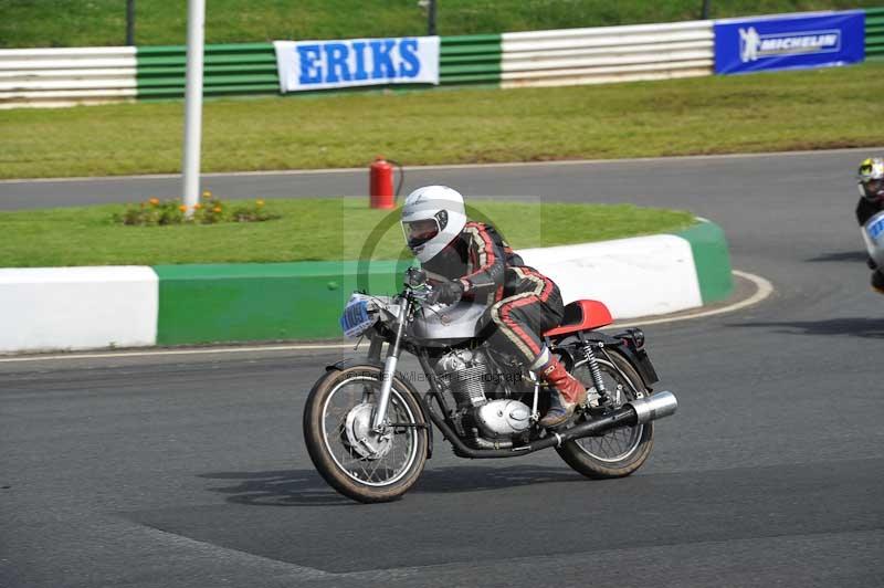 Mallory park Leicestershire;Mallory park photographs;Motorcycle action photographs;classic bikes;event digital images;eventdigitalimages;mallory park;no limits trackday;peter wileman photography;vintage bikes;vintage motorcycles;vmcc festival 1000 bikes