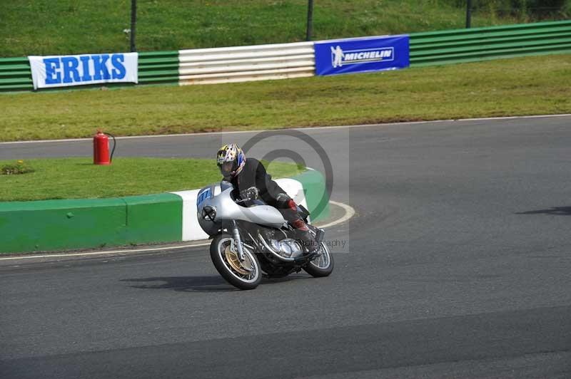 Mallory park Leicestershire;Mallory park photographs;Motorcycle action photographs;classic bikes;event digital images;eventdigitalimages;mallory park;no limits trackday;peter wileman photography;vintage bikes;vintage motorcycles;vmcc festival 1000 bikes