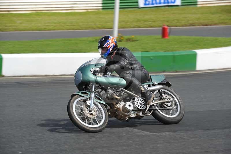 Mallory park Leicestershire;Mallory park photographs;Motorcycle action photographs;classic bikes;event digital images;eventdigitalimages;mallory park;no limits trackday;peter wileman photography;vintage bikes;vintage motorcycles;vmcc festival 1000 bikes
