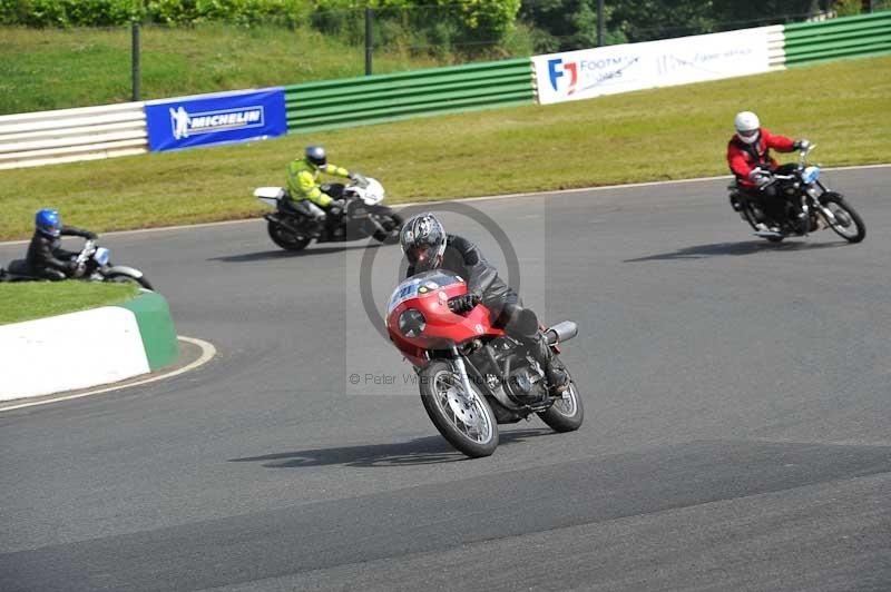 Mallory park Leicestershire;Mallory park photographs;Motorcycle action photographs;classic bikes;event digital images;eventdigitalimages;mallory park;no limits trackday;peter wileman photography;vintage bikes;vintage motorcycles;vmcc festival 1000 bikes
