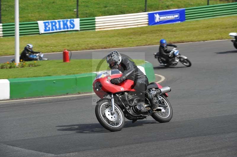 Mallory park Leicestershire;Mallory park photographs;Motorcycle action photographs;classic bikes;event digital images;eventdigitalimages;mallory park;no limits trackday;peter wileman photography;vintage bikes;vintage motorcycles;vmcc festival 1000 bikes