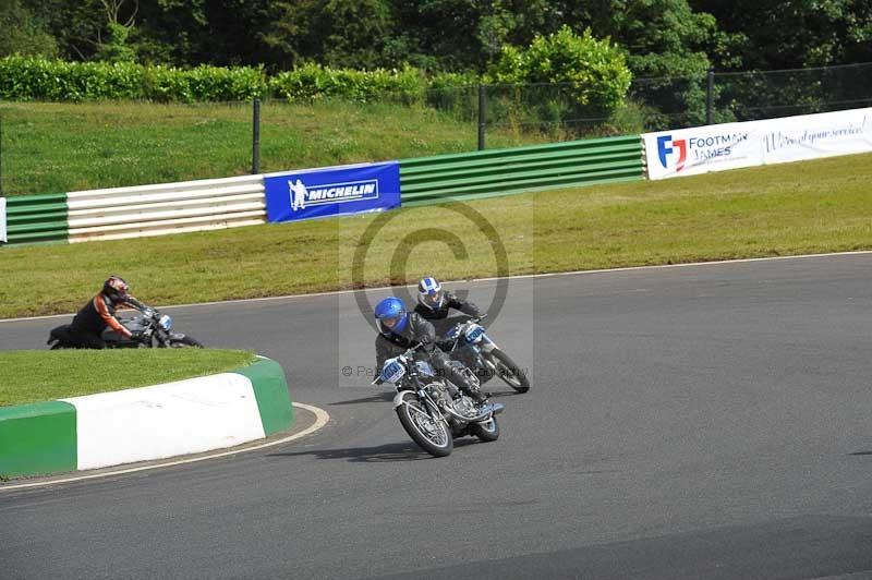 Mallory park Leicestershire;Mallory park photographs;Motorcycle action photographs;classic bikes;event digital images;eventdigitalimages;mallory park;no limits trackday;peter wileman photography;vintage bikes;vintage motorcycles;vmcc festival 1000 bikes