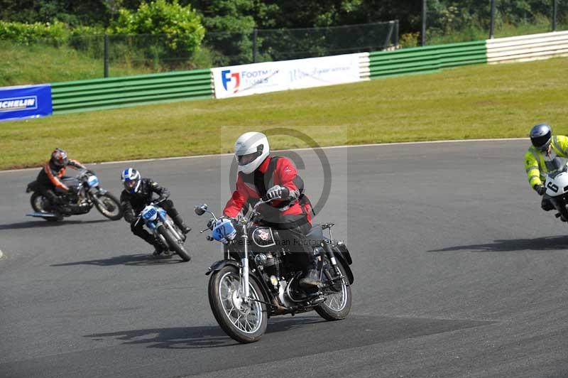 Mallory park Leicestershire;Mallory park photographs;Motorcycle action photographs;classic bikes;event digital images;eventdigitalimages;mallory park;no limits trackday;peter wileman photography;vintage bikes;vintage motorcycles;vmcc festival 1000 bikes