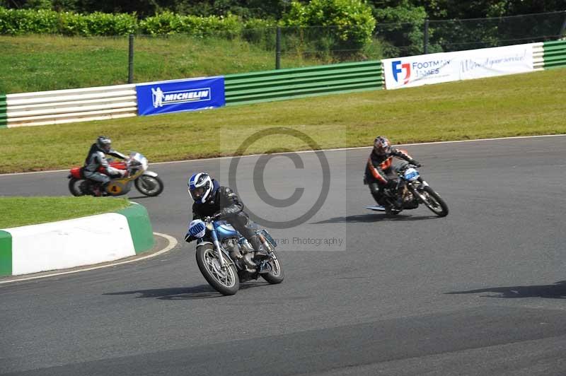 Mallory park Leicestershire;Mallory park photographs;Motorcycle action photographs;classic bikes;event digital images;eventdigitalimages;mallory park;no limits trackday;peter wileman photography;vintage bikes;vintage motorcycles;vmcc festival 1000 bikes
