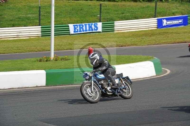 Mallory park Leicestershire;Mallory park photographs;Motorcycle action photographs;classic bikes;event digital images;eventdigitalimages;mallory park;no limits trackday;peter wileman photography;vintage bikes;vintage motorcycles;vmcc festival 1000 bikes