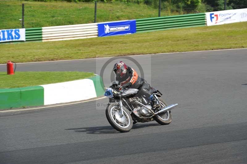 Mallory park Leicestershire;Mallory park photographs;Motorcycle action photographs;classic bikes;event digital images;eventdigitalimages;mallory park;no limits trackday;peter wileman photography;vintage bikes;vintage motorcycles;vmcc festival 1000 bikes