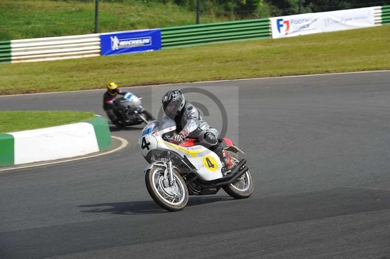 Mallory park Leicestershire;Mallory park photographs;Motorcycle action photographs;classic bikes;event digital images;eventdigitalimages;mallory park;no limits trackday;peter wileman photography;vintage bikes;vintage motorcycles;vmcc festival 1000 bikes