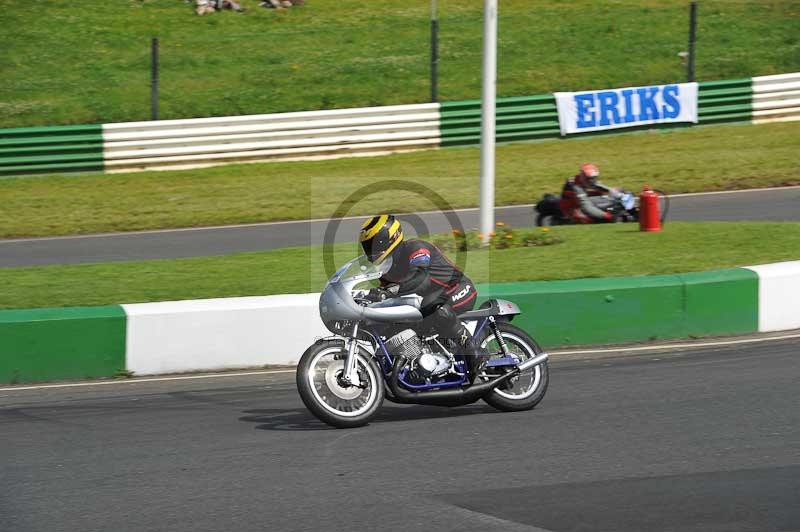 Mallory park Leicestershire;Mallory park photographs;Motorcycle action photographs;classic bikes;event digital images;eventdigitalimages;mallory park;no limits trackday;peter wileman photography;vintage bikes;vintage motorcycles;vmcc festival 1000 bikes