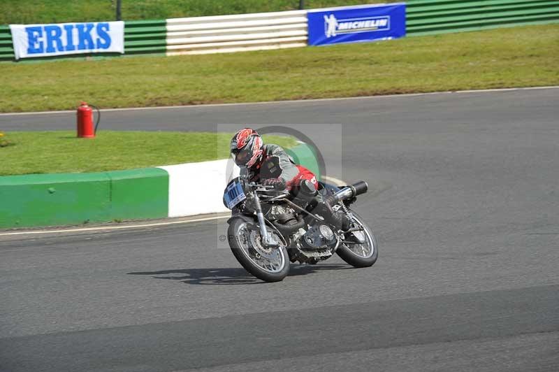 Mallory park Leicestershire;Mallory park photographs;Motorcycle action photographs;classic bikes;event digital images;eventdigitalimages;mallory park;no limits trackday;peter wileman photography;vintage bikes;vintage motorcycles;vmcc festival 1000 bikes