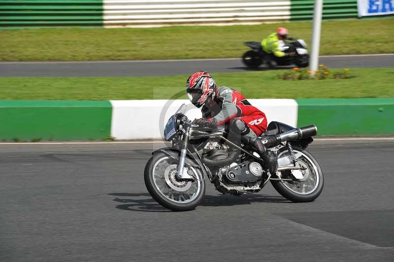 Mallory park Leicestershire;Mallory park photographs;Motorcycle action photographs;classic bikes;event digital images;eventdigitalimages;mallory park;no limits trackday;peter wileman photography;vintage bikes;vintage motorcycles;vmcc festival 1000 bikes