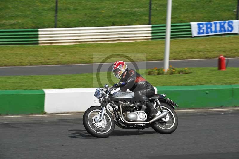Mallory park Leicestershire;Mallory park photographs;Motorcycle action photographs;classic bikes;event digital images;eventdigitalimages;mallory park;no limits trackday;peter wileman photography;vintage bikes;vintage motorcycles;vmcc festival 1000 bikes