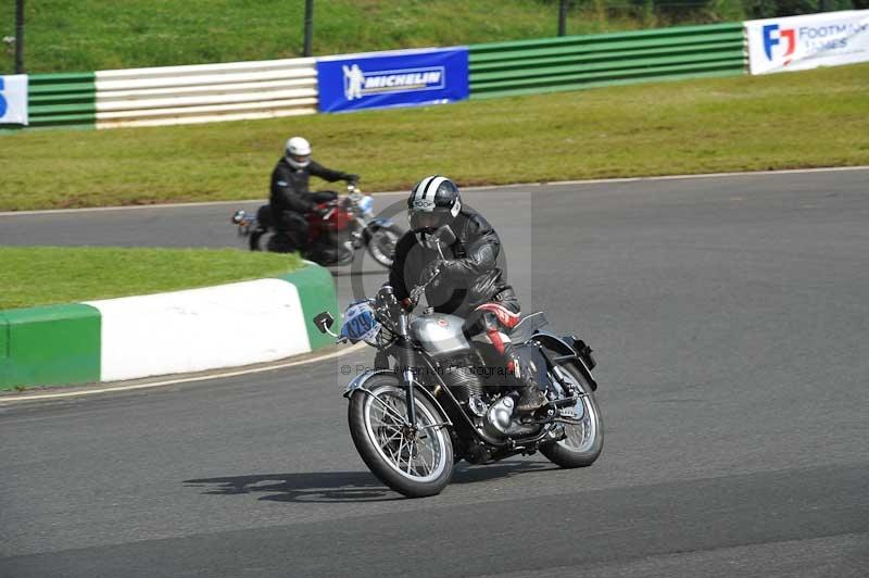 Mallory park Leicestershire;Mallory park photographs;Motorcycle action photographs;classic bikes;event digital images;eventdigitalimages;mallory park;no limits trackday;peter wileman photography;vintage bikes;vintage motorcycles;vmcc festival 1000 bikes