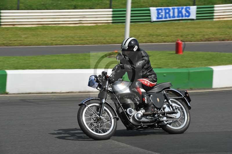Mallory park Leicestershire;Mallory park photographs;Motorcycle action photographs;classic bikes;event digital images;eventdigitalimages;mallory park;no limits trackday;peter wileman photography;vintage bikes;vintage motorcycles;vmcc festival 1000 bikes