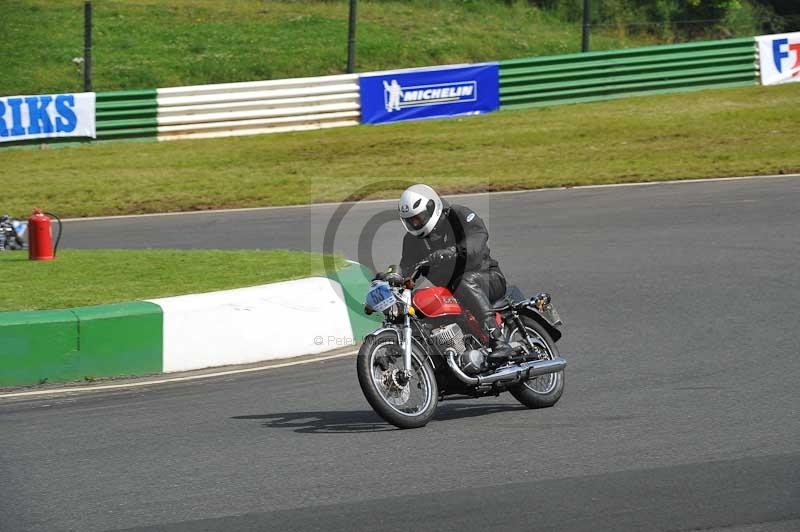 Mallory park Leicestershire;Mallory park photographs;Motorcycle action photographs;classic bikes;event digital images;eventdigitalimages;mallory park;no limits trackday;peter wileman photography;vintage bikes;vintage motorcycles;vmcc festival 1000 bikes