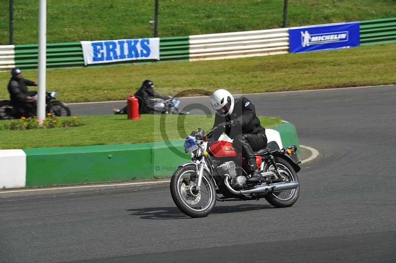 Mallory park Leicestershire;Mallory park photographs;Motorcycle action photographs;classic bikes;event digital images;eventdigitalimages;mallory park;no limits trackday;peter wileman photography;vintage bikes;vintage motorcycles;vmcc festival 1000 bikes