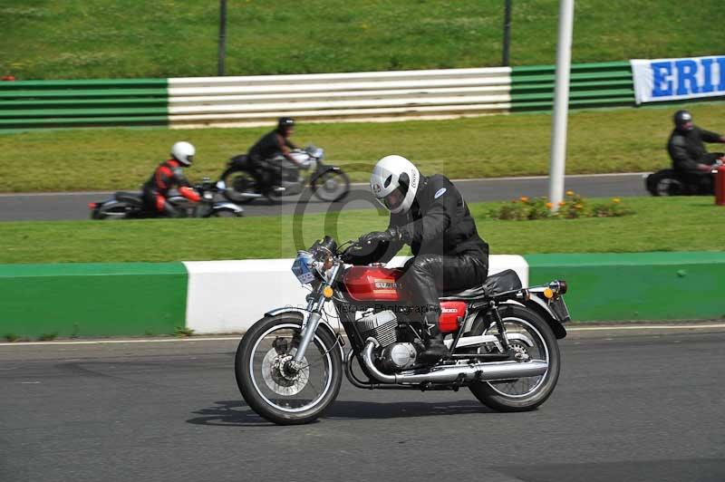 Mallory park Leicestershire;Mallory park photographs;Motorcycle action photographs;classic bikes;event digital images;eventdigitalimages;mallory park;no limits trackday;peter wileman photography;vintage bikes;vintage motorcycles;vmcc festival 1000 bikes