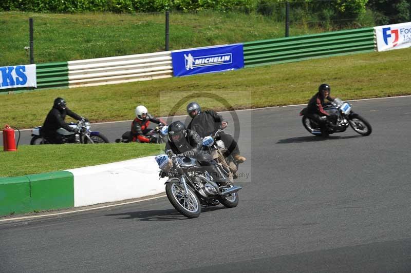 Mallory park Leicestershire;Mallory park photographs;Motorcycle action photographs;classic bikes;event digital images;eventdigitalimages;mallory park;no limits trackday;peter wileman photography;vintage bikes;vintage motorcycles;vmcc festival 1000 bikes