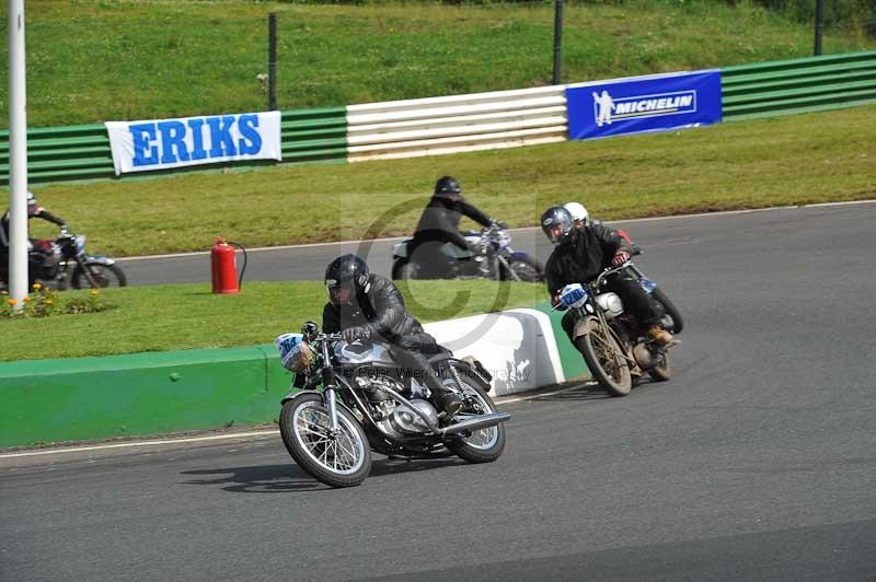 Mallory park Leicestershire;Mallory park photographs;Motorcycle action photographs;classic bikes;event digital images;eventdigitalimages;mallory park;no limits trackday;peter wileman photography;vintage bikes;vintage motorcycles;vmcc festival 1000 bikes
