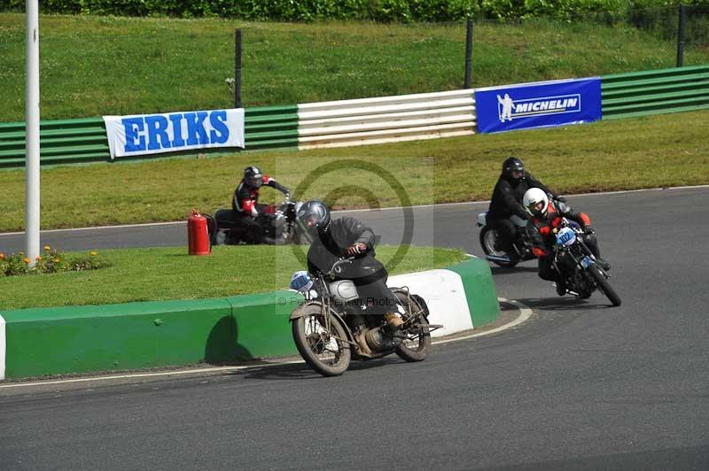 Mallory park Leicestershire;Mallory park photographs;Motorcycle action photographs;classic bikes;event digital images;eventdigitalimages;mallory park;no limits trackday;peter wileman photography;vintage bikes;vintage motorcycles;vmcc festival 1000 bikes