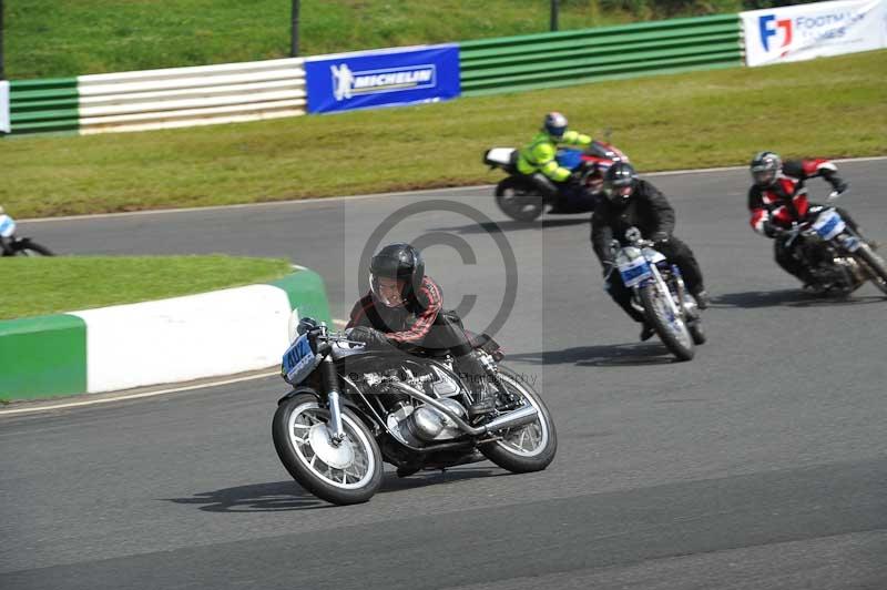 Mallory park Leicestershire;Mallory park photographs;Motorcycle action photographs;classic bikes;event digital images;eventdigitalimages;mallory park;no limits trackday;peter wileman photography;vintage bikes;vintage motorcycles;vmcc festival 1000 bikes
