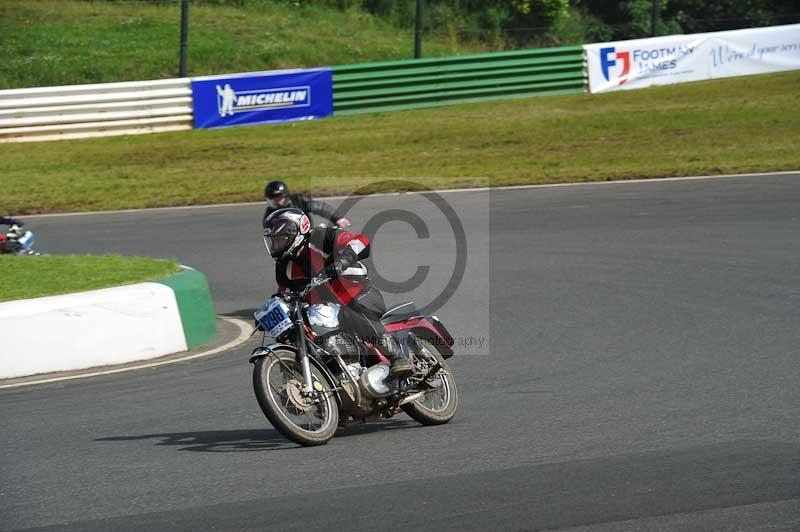 Mallory park Leicestershire;Mallory park photographs;Motorcycle action photographs;classic bikes;event digital images;eventdigitalimages;mallory park;no limits trackday;peter wileman photography;vintage bikes;vintage motorcycles;vmcc festival 1000 bikes