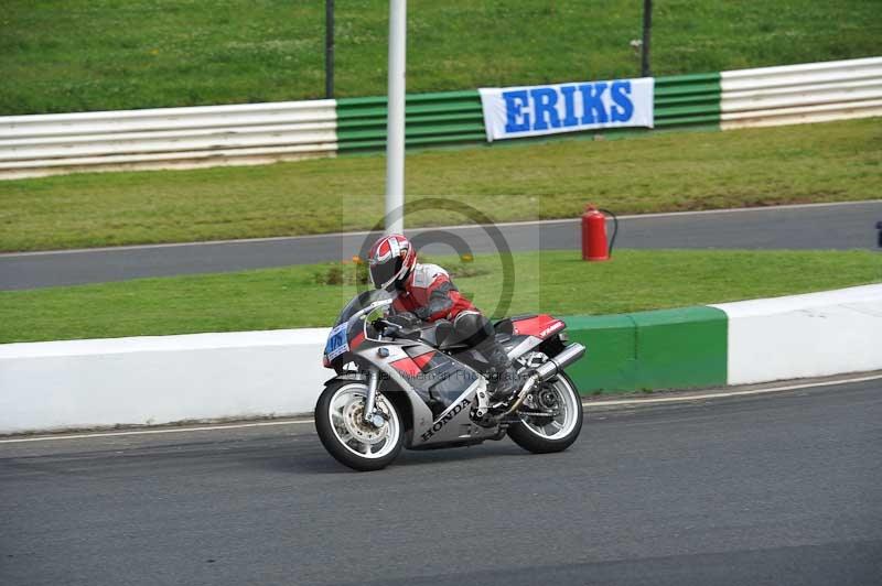 Mallory park Leicestershire;Mallory park photographs;Motorcycle action photographs;classic bikes;event digital images;eventdigitalimages;mallory park;no limits trackday;peter wileman photography;vintage bikes;vintage motorcycles;vmcc festival 1000 bikes