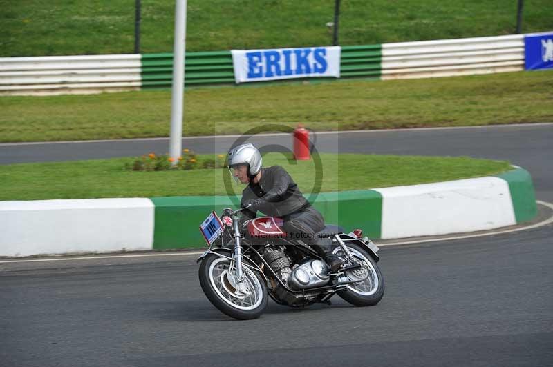 Mallory park Leicestershire;Mallory park photographs;Motorcycle action photographs;classic bikes;event digital images;eventdigitalimages;mallory park;no limits trackday;peter wileman photography;vintage bikes;vintage motorcycles;vmcc festival 1000 bikes