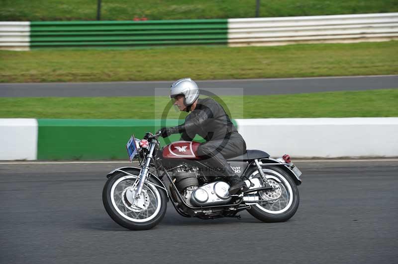 Mallory park Leicestershire;Mallory park photographs;Motorcycle action photographs;classic bikes;event digital images;eventdigitalimages;mallory park;no limits trackday;peter wileman photography;vintage bikes;vintage motorcycles;vmcc festival 1000 bikes