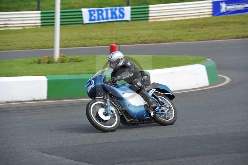 Mallory park Leicestershire;Mallory park photographs;Motorcycle action photographs;classic bikes;event digital images;eventdigitalimages;mallory park;no limits trackday;peter wileman photography;vintage bikes;vintage motorcycles;vmcc festival 1000 bikes