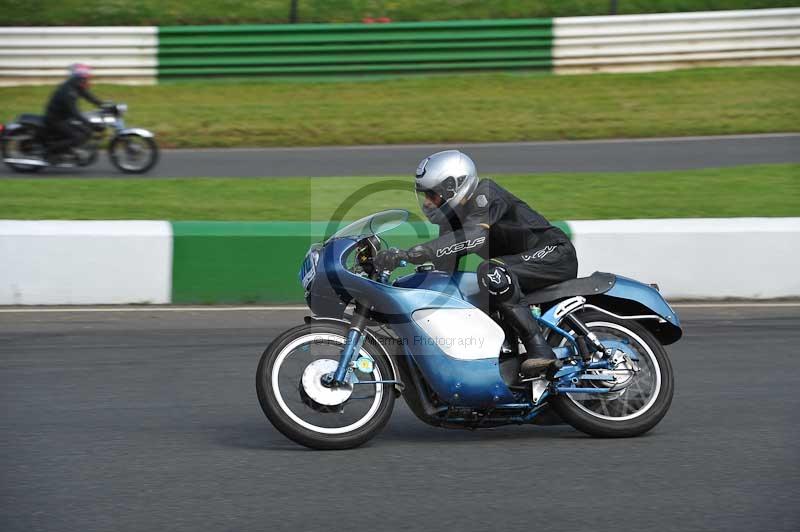 Mallory park Leicestershire;Mallory park photographs;Motorcycle action photographs;classic bikes;event digital images;eventdigitalimages;mallory park;no limits trackday;peter wileman photography;vintage bikes;vintage motorcycles;vmcc festival 1000 bikes