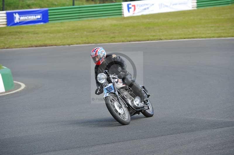 Mallory park Leicestershire;Mallory park photographs;Motorcycle action photographs;classic bikes;event digital images;eventdigitalimages;mallory park;no limits trackday;peter wileman photography;vintage bikes;vintage motorcycles;vmcc festival 1000 bikes