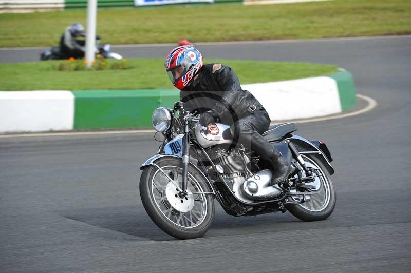 Mallory park Leicestershire;Mallory park photographs;Motorcycle action photographs;classic bikes;event digital images;eventdigitalimages;mallory park;no limits trackday;peter wileman photography;vintage bikes;vintage motorcycles;vmcc festival 1000 bikes