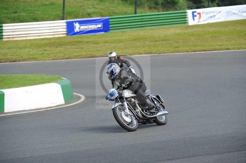 Mallory park Leicestershire;Mallory park photographs;Motorcycle action photographs;classic bikes;event digital images;eventdigitalimages;mallory park;no limits trackday;peter wileman photography;vintage bikes;vintage motorcycles;vmcc festival 1000 bikes