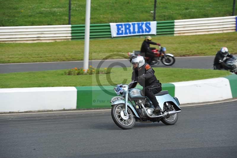 Mallory park Leicestershire;Mallory park photographs;Motorcycle action photographs;classic bikes;event digital images;eventdigitalimages;mallory park;no limits trackday;peter wileman photography;vintage bikes;vintage motorcycles;vmcc festival 1000 bikes