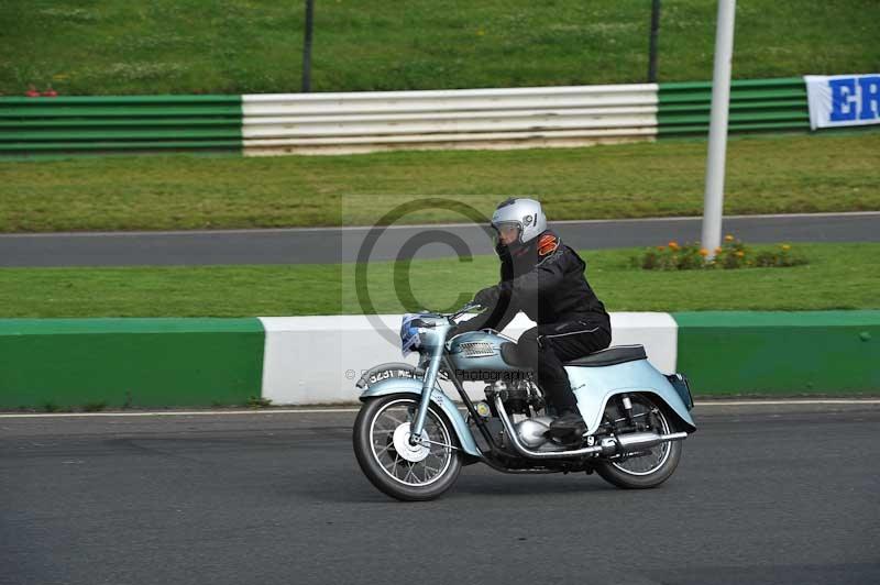 Mallory park Leicestershire;Mallory park photographs;Motorcycle action photographs;classic bikes;event digital images;eventdigitalimages;mallory park;no limits trackday;peter wileman photography;vintage bikes;vintage motorcycles;vmcc festival 1000 bikes