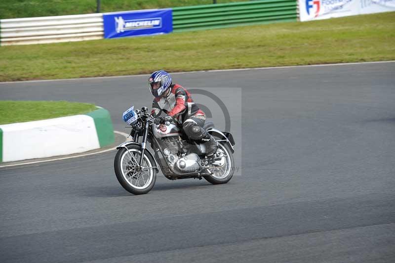 Mallory park Leicestershire;Mallory park photographs;Motorcycle action photographs;classic bikes;event digital images;eventdigitalimages;mallory park;no limits trackday;peter wileman photography;vintage bikes;vintage motorcycles;vmcc festival 1000 bikes