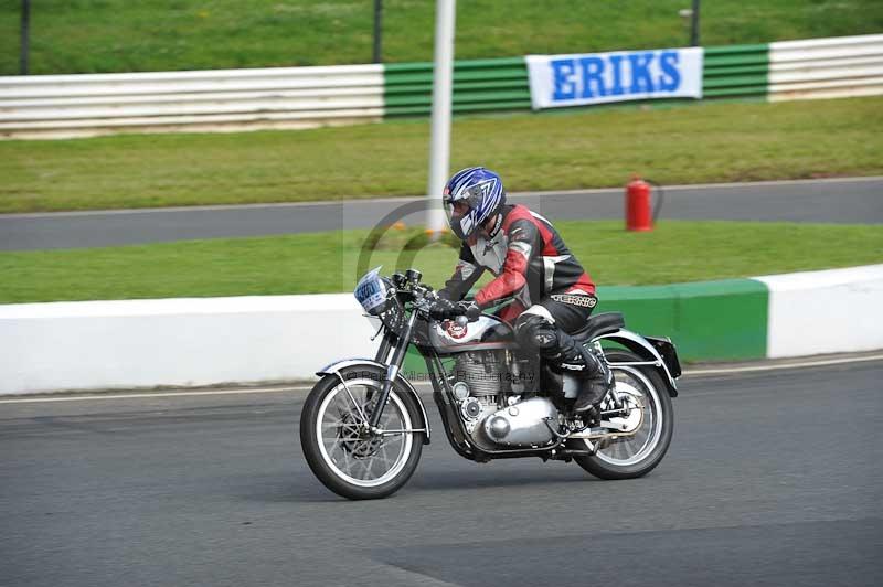 Mallory park Leicestershire;Mallory park photographs;Motorcycle action photographs;classic bikes;event digital images;eventdigitalimages;mallory park;no limits trackday;peter wileman photography;vintage bikes;vintage motorcycles;vmcc festival 1000 bikes