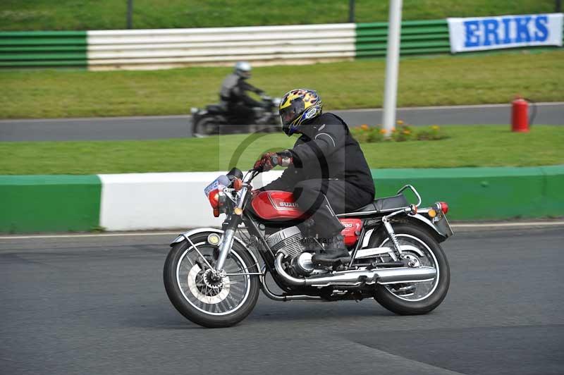 Mallory park Leicestershire;Mallory park photographs;Motorcycle action photographs;classic bikes;event digital images;eventdigitalimages;mallory park;no limits trackday;peter wileman photography;vintage bikes;vintage motorcycles;vmcc festival 1000 bikes