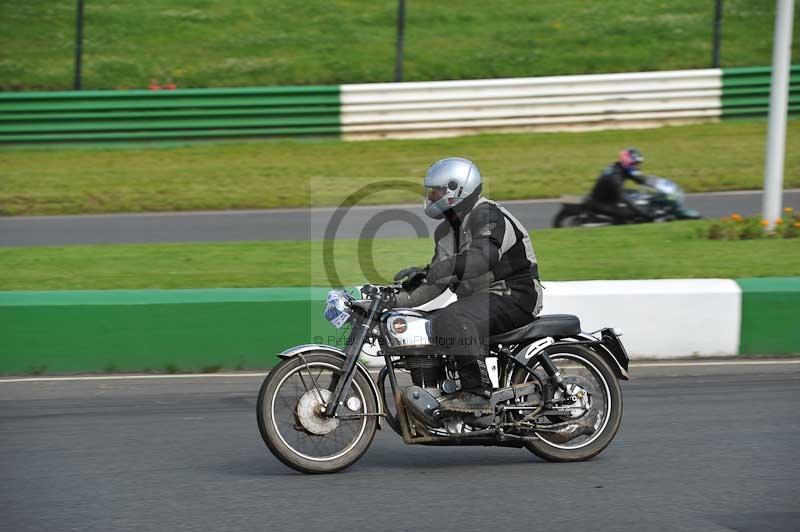 Mallory park Leicestershire;Mallory park photographs;Motorcycle action photographs;classic bikes;event digital images;eventdigitalimages;mallory park;no limits trackday;peter wileman photography;vintage bikes;vintage motorcycles;vmcc festival 1000 bikes