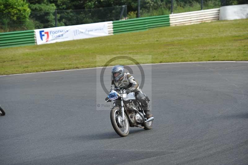 Mallory park Leicestershire;Mallory park photographs;Motorcycle action photographs;classic bikes;event digital images;eventdigitalimages;mallory park;no limits trackday;peter wileman photography;vintage bikes;vintage motorcycles;vmcc festival 1000 bikes