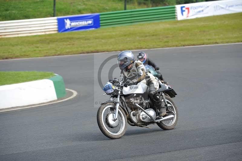 Mallory park Leicestershire;Mallory park photographs;Motorcycle action photographs;classic bikes;event digital images;eventdigitalimages;mallory park;no limits trackday;peter wileman photography;vintage bikes;vintage motorcycles;vmcc festival 1000 bikes