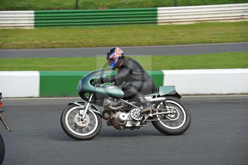 Mallory park Leicestershire;Mallory park photographs;Motorcycle action photographs;classic bikes;event digital images;eventdigitalimages;mallory park;no limits trackday;peter wileman photography;vintage bikes;vintage motorcycles;vmcc festival 1000 bikes