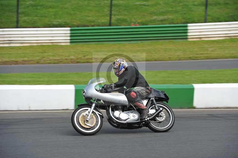 Mallory park Leicestershire;Mallory park photographs;Motorcycle action photographs;classic bikes;event digital images;eventdigitalimages;mallory park;no limits trackday;peter wileman photography;vintage bikes;vintage motorcycles;vmcc festival 1000 bikes
