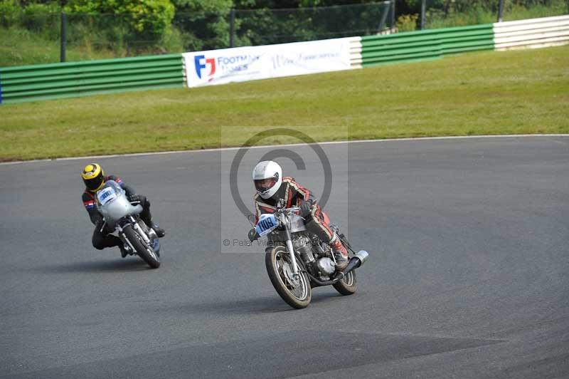 Mallory park Leicestershire;Mallory park photographs;Motorcycle action photographs;classic bikes;event digital images;eventdigitalimages;mallory park;no limits trackday;peter wileman photography;vintage bikes;vintage motorcycles;vmcc festival 1000 bikes