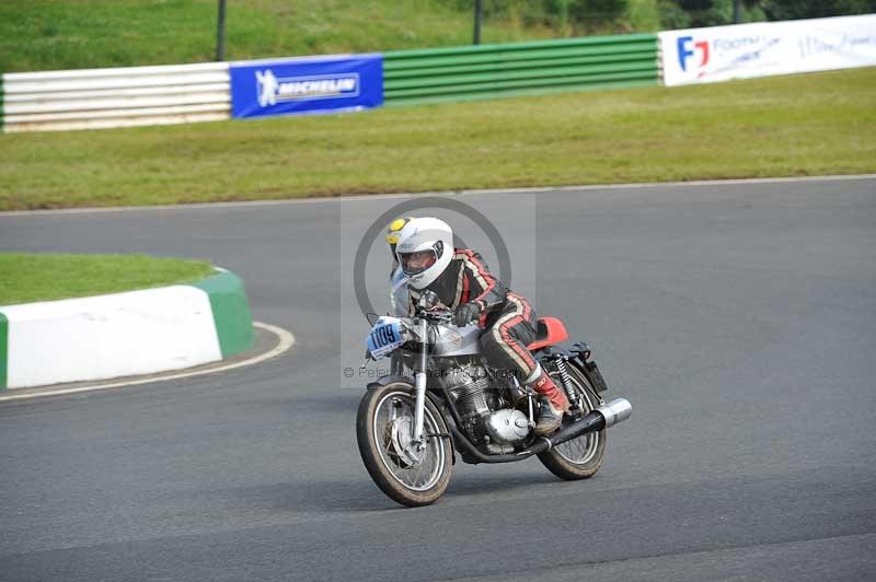 Mallory park Leicestershire;Mallory park photographs;Motorcycle action photographs;classic bikes;event digital images;eventdigitalimages;mallory park;no limits trackday;peter wileman photography;vintage bikes;vintage motorcycles;vmcc festival 1000 bikes