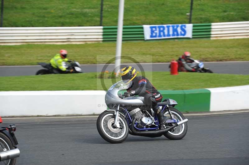 Mallory park Leicestershire;Mallory park photographs;Motorcycle action photographs;classic bikes;event digital images;eventdigitalimages;mallory park;no limits trackday;peter wileman photography;vintage bikes;vintage motorcycles;vmcc festival 1000 bikes