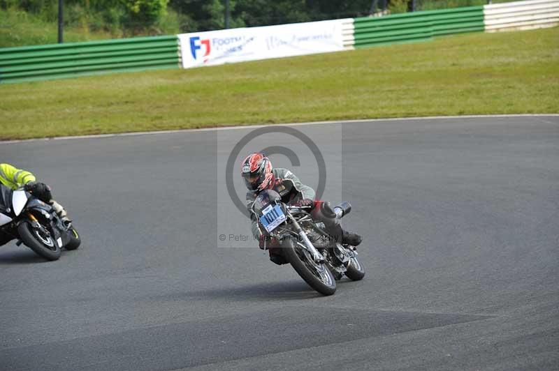 Mallory park Leicestershire;Mallory park photographs;Motorcycle action photographs;classic bikes;event digital images;eventdigitalimages;mallory park;no limits trackday;peter wileman photography;vintage bikes;vintage motorcycles;vmcc festival 1000 bikes