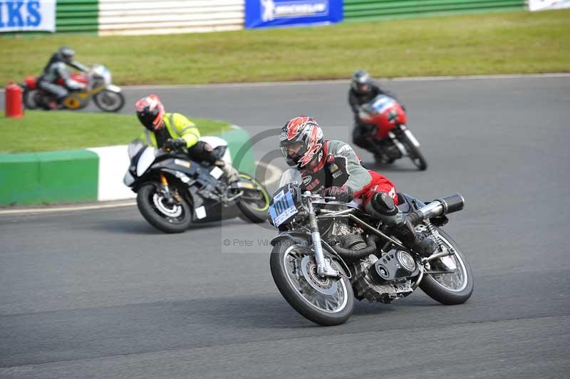 Mallory park Leicestershire;Mallory park photographs;Motorcycle action photographs;classic bikes;event digital images;eventdigitalimages;mallory park;no limits trackday;peter wileman photography;vintage bikes;vintage motorcycles;vmcc festival 1000 bikes