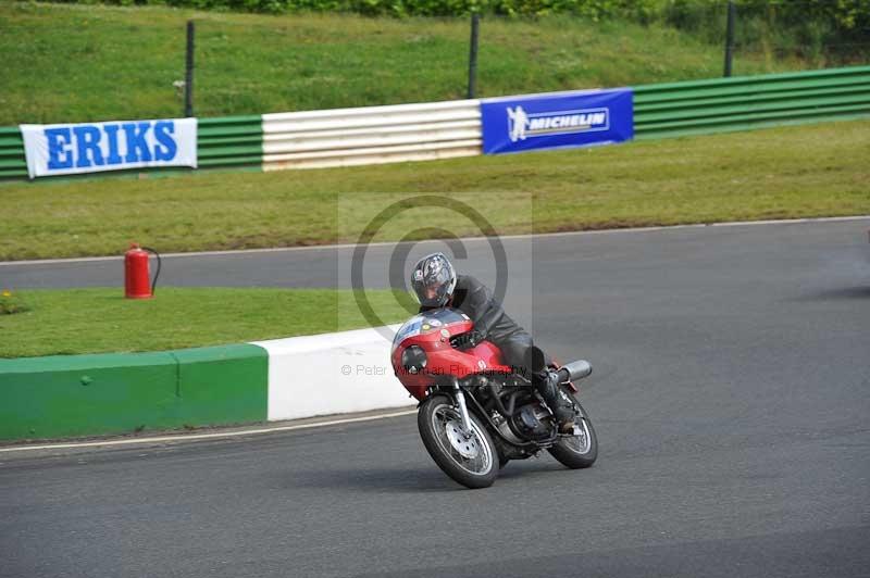 Mallory park Leicestershire;Mallory park photographs;Motorcycle action photographs;classic bikes;event digital images;eventdigitalimages;mallory park;no limits trackday;peter wileman photography;vintage bikes;vintage motorcycles;vmcc festival 1000 bikes